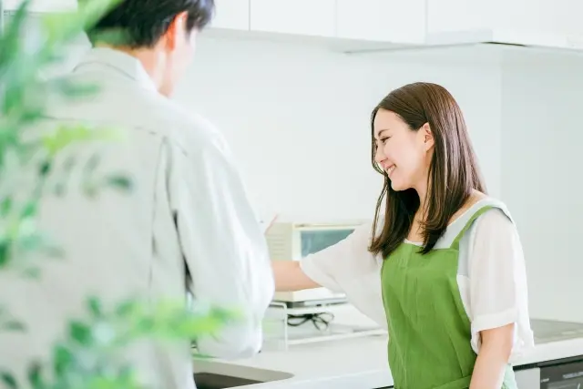 業者と主婦の話している様子の写真
